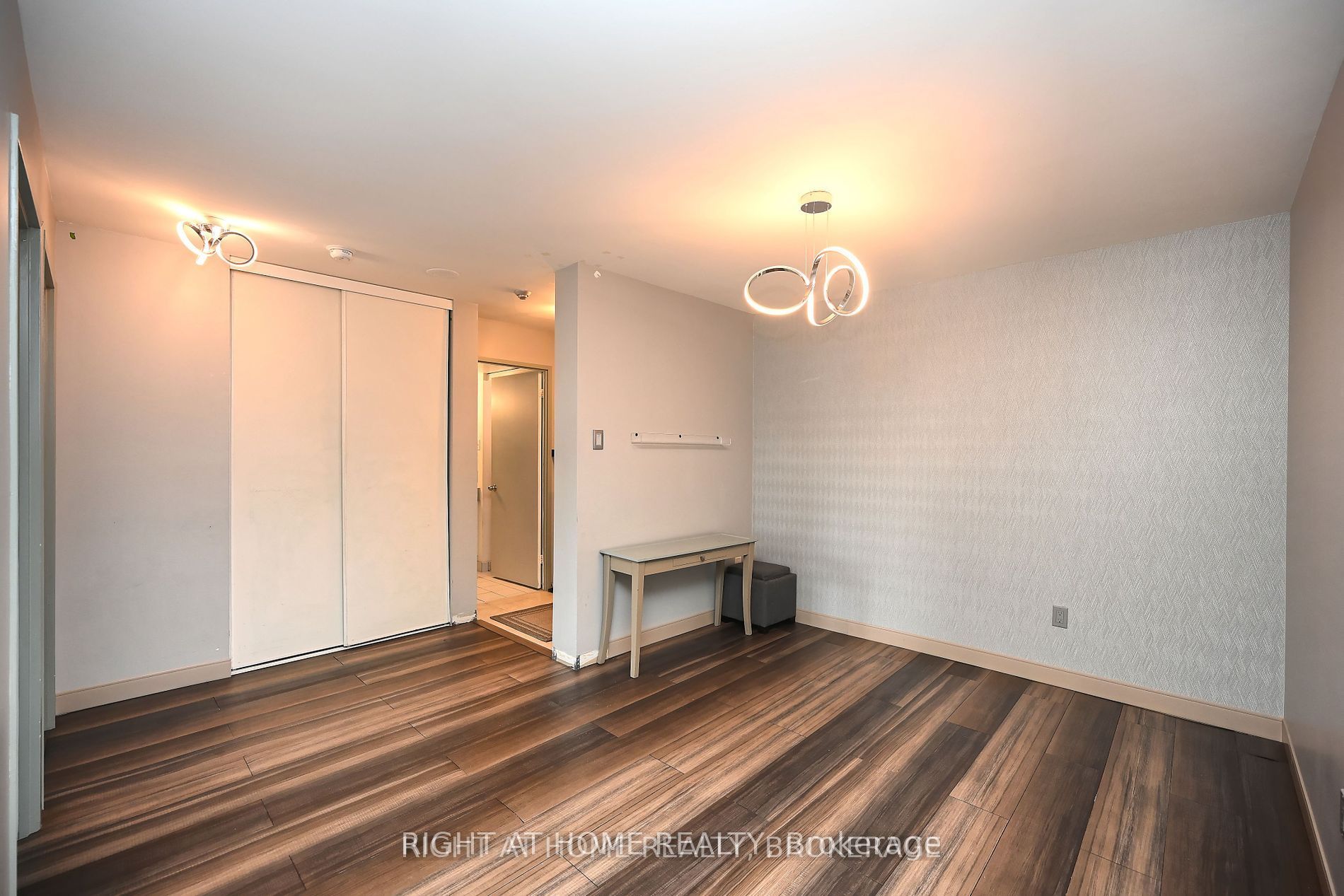10 Laurelcrest Street 207