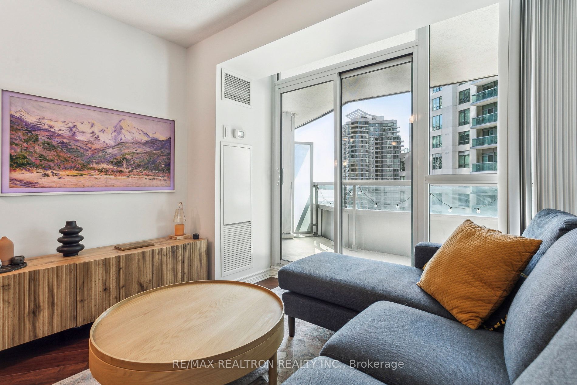 19 Grand Trunk Crescent 1215