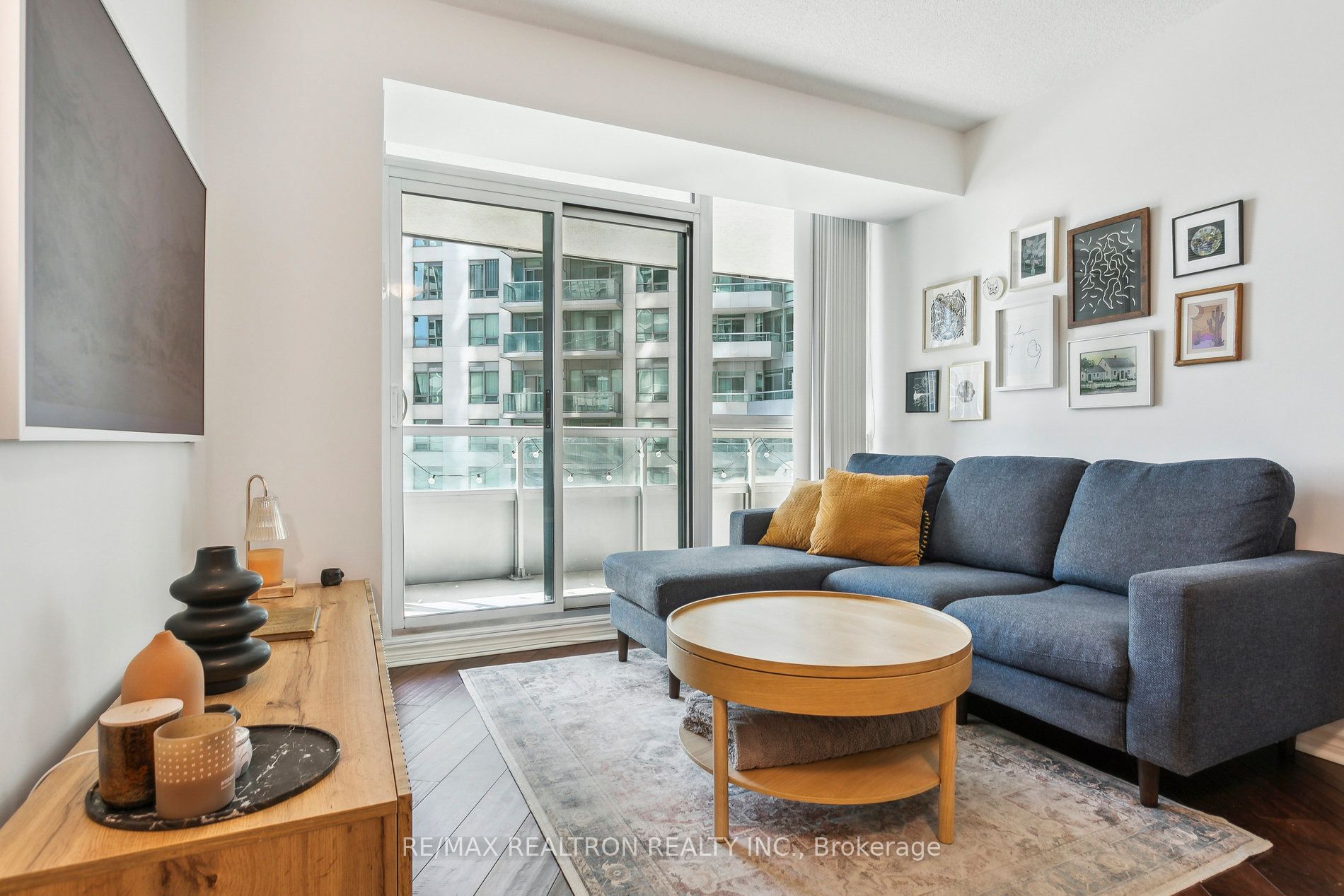 19 Grand Trunk Crescent 1215