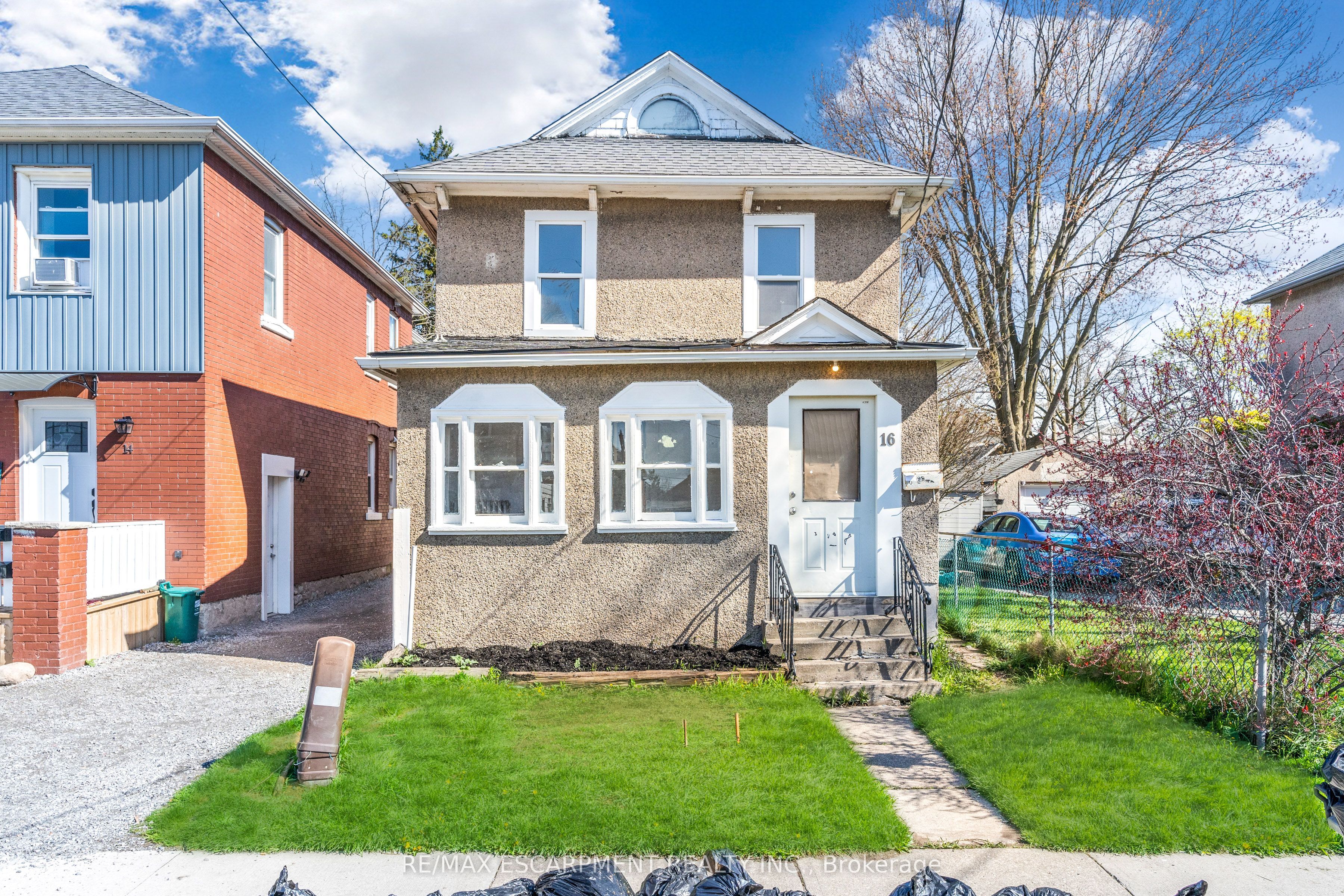 Photo 1 of 26 — 16 Albert Street, Welland, ON L3B 4L2