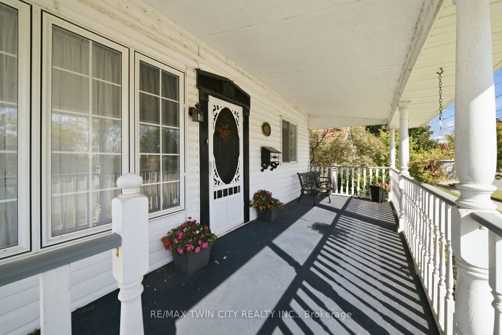 Photo of 986 Colborne Street, Brantford, ON N3S 3T4 (MLS # X13907936)