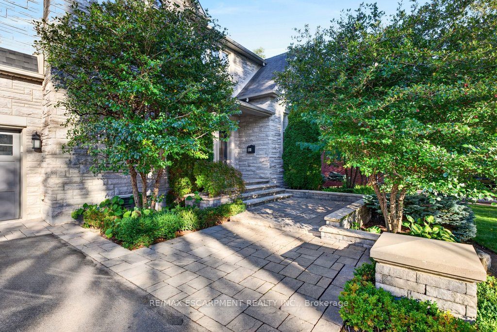 225 Lakeside Avenue