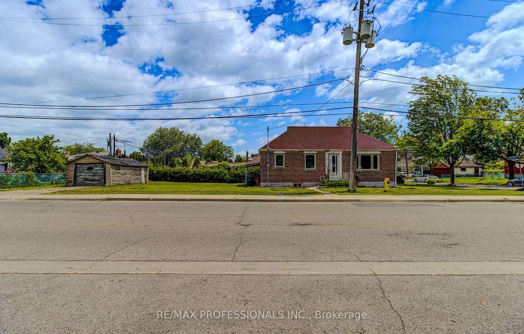 Photo of 414 Melrose Street, Toronto, ON M8Z 1H1 (MLS # W13427600)