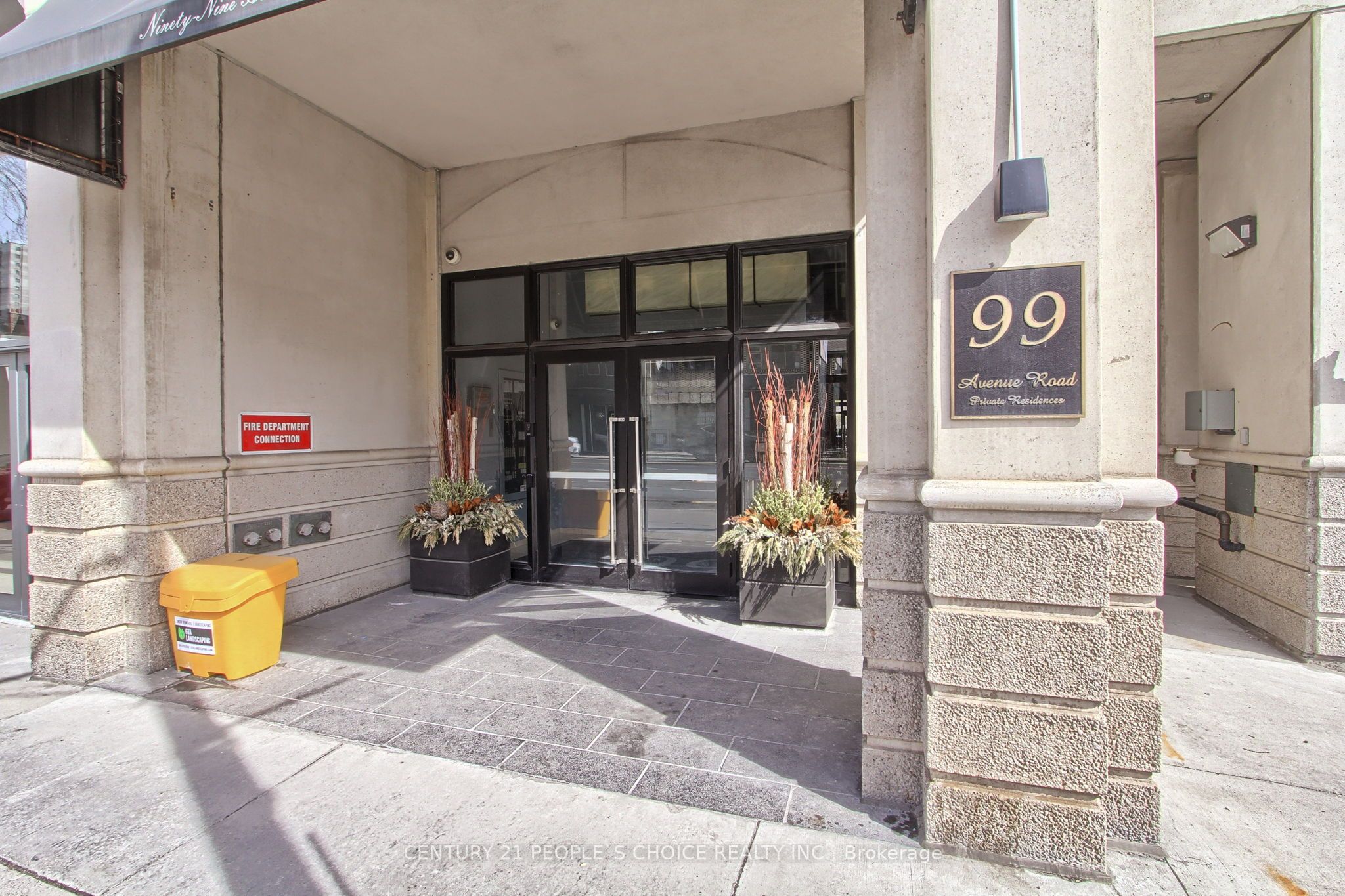 99 Avenue Road 706