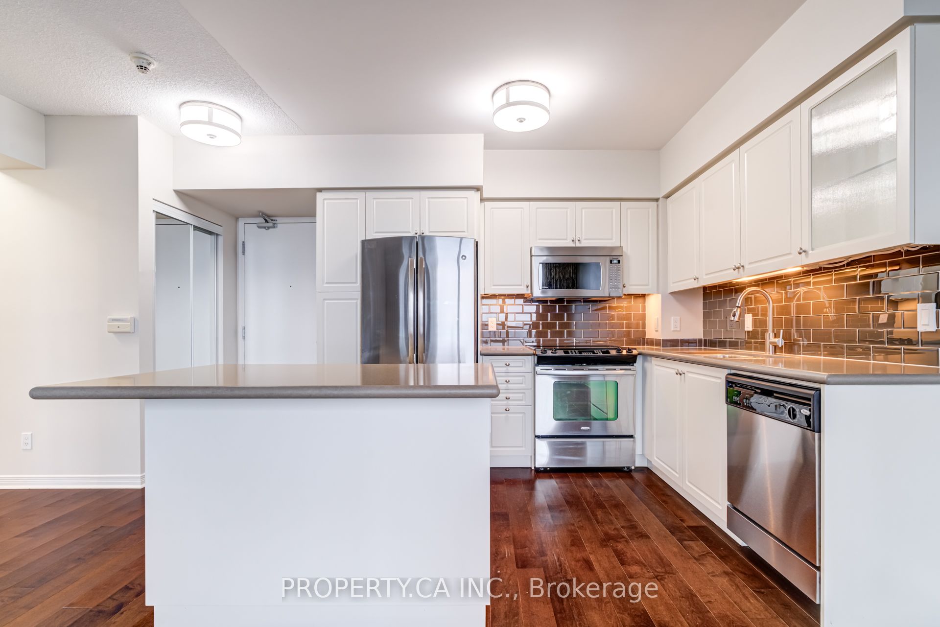 2230 Lake Shore Boulevard W 903