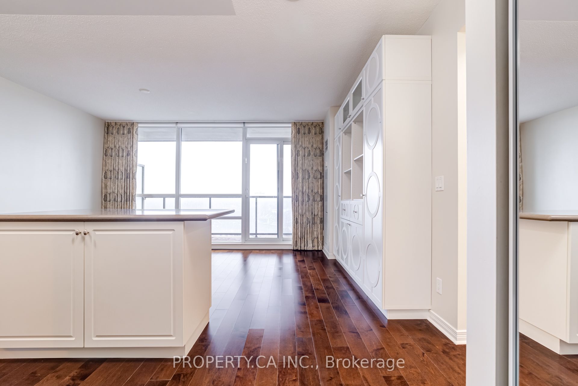 2230 Lake Shore Boulevard W 903