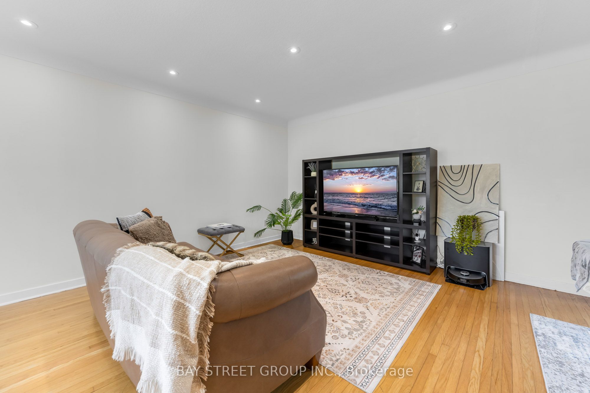 8 GLENBARR Road