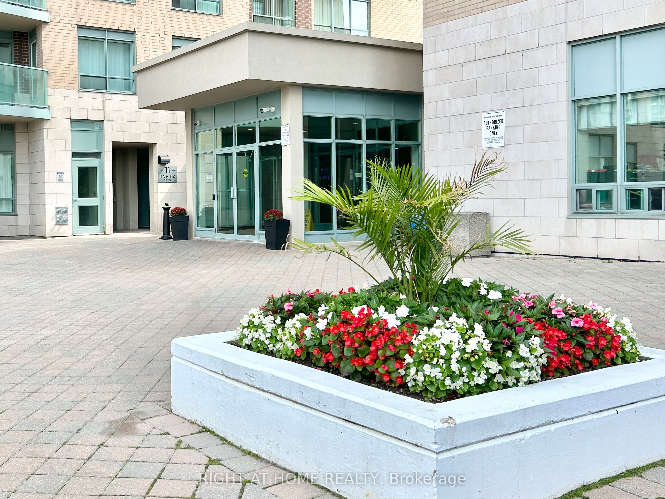 11 Oneida Crescent 310