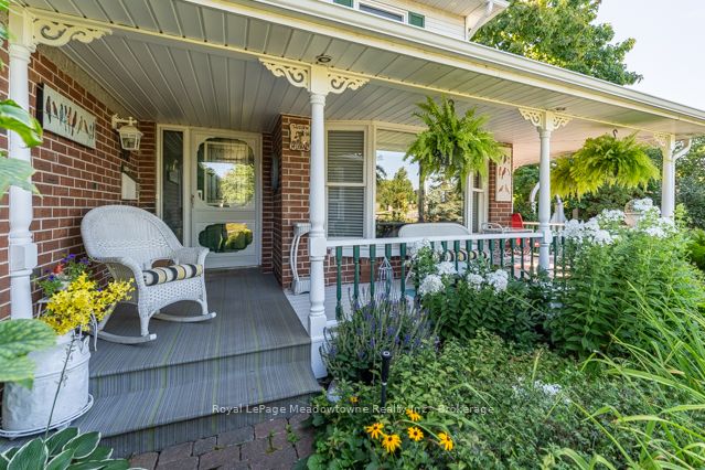 690 Robertson Crescent