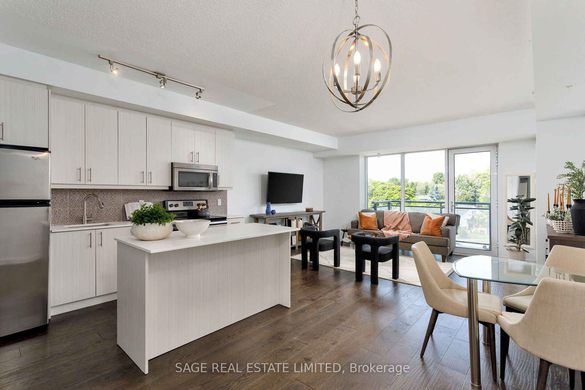 760 The Queensway N/A 401