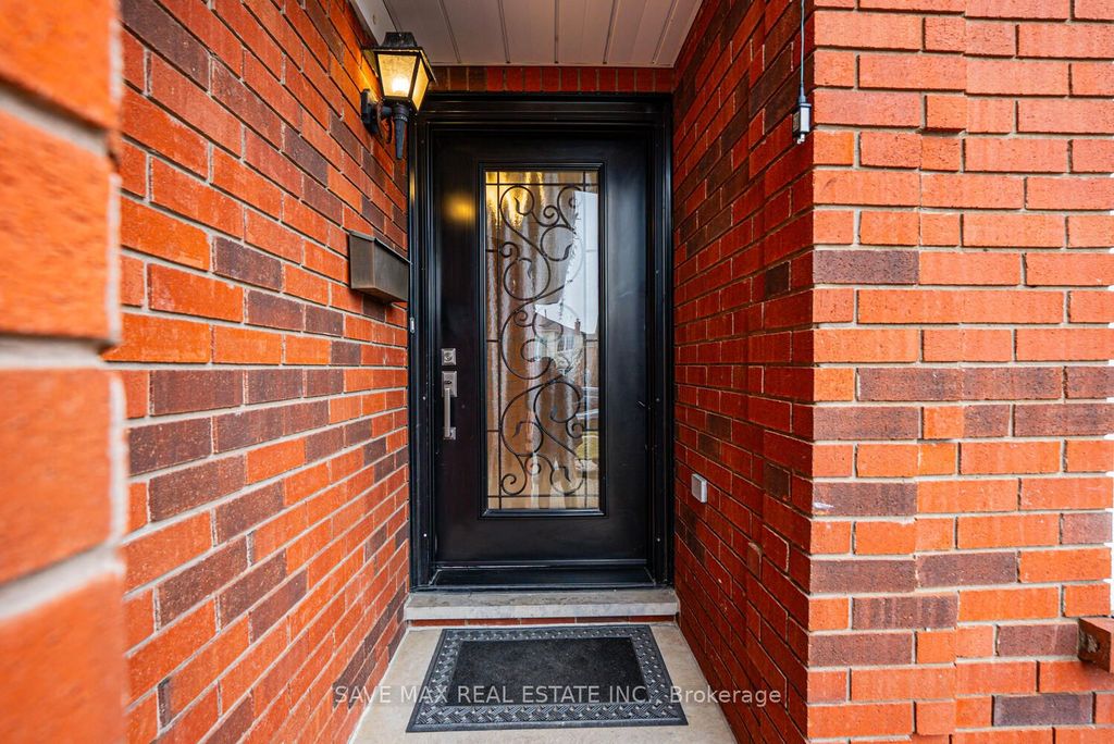 Photo of 30 Adirondack Crescent, Brampton, ON L6R 1E5 (MLS # W13075694)