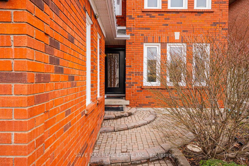 Photo of 30 Adirondack Crescent, Brampton, ON L6R 1E5 (MLS # W13075694)