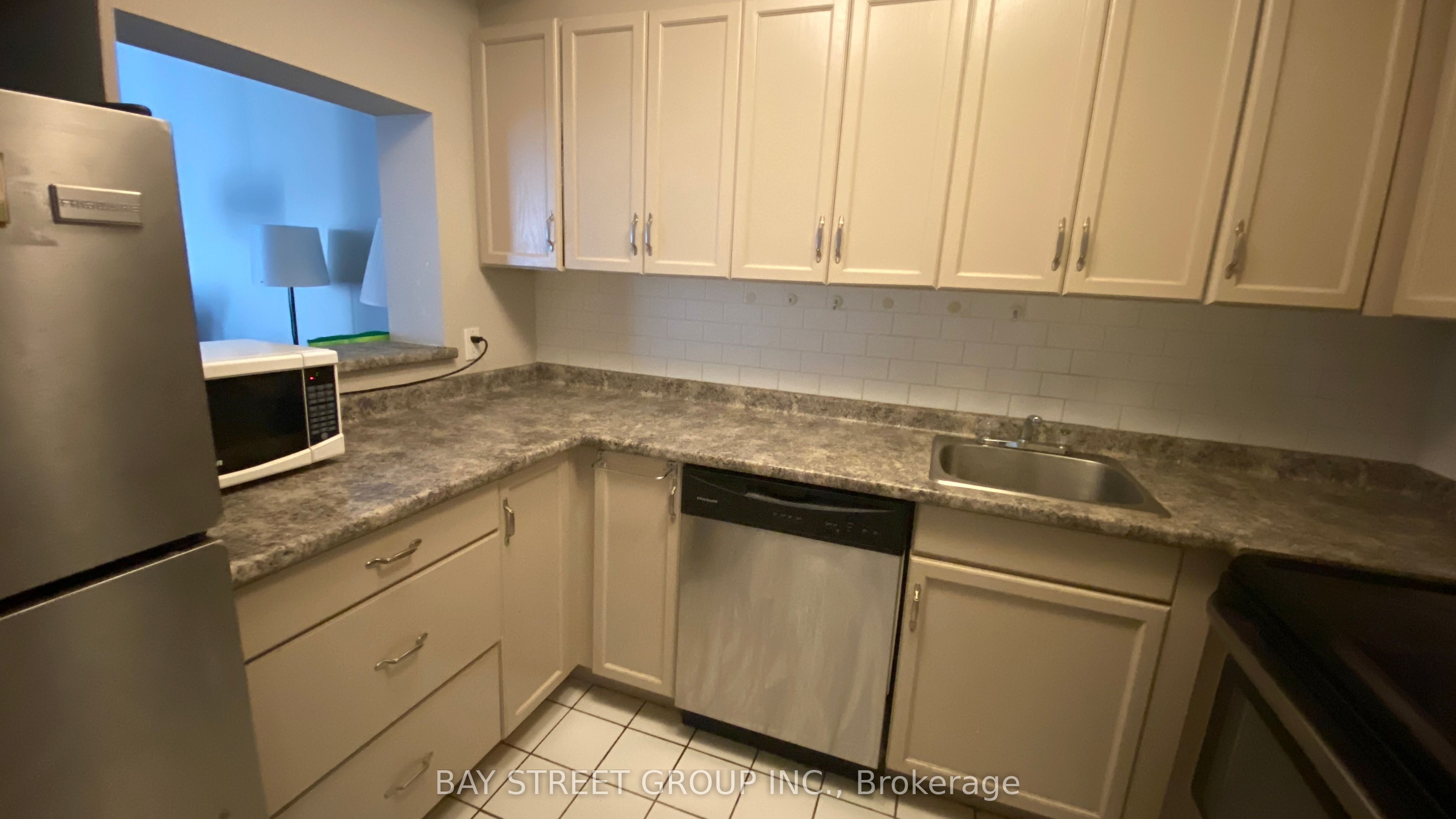 284 Bloor Street W 902