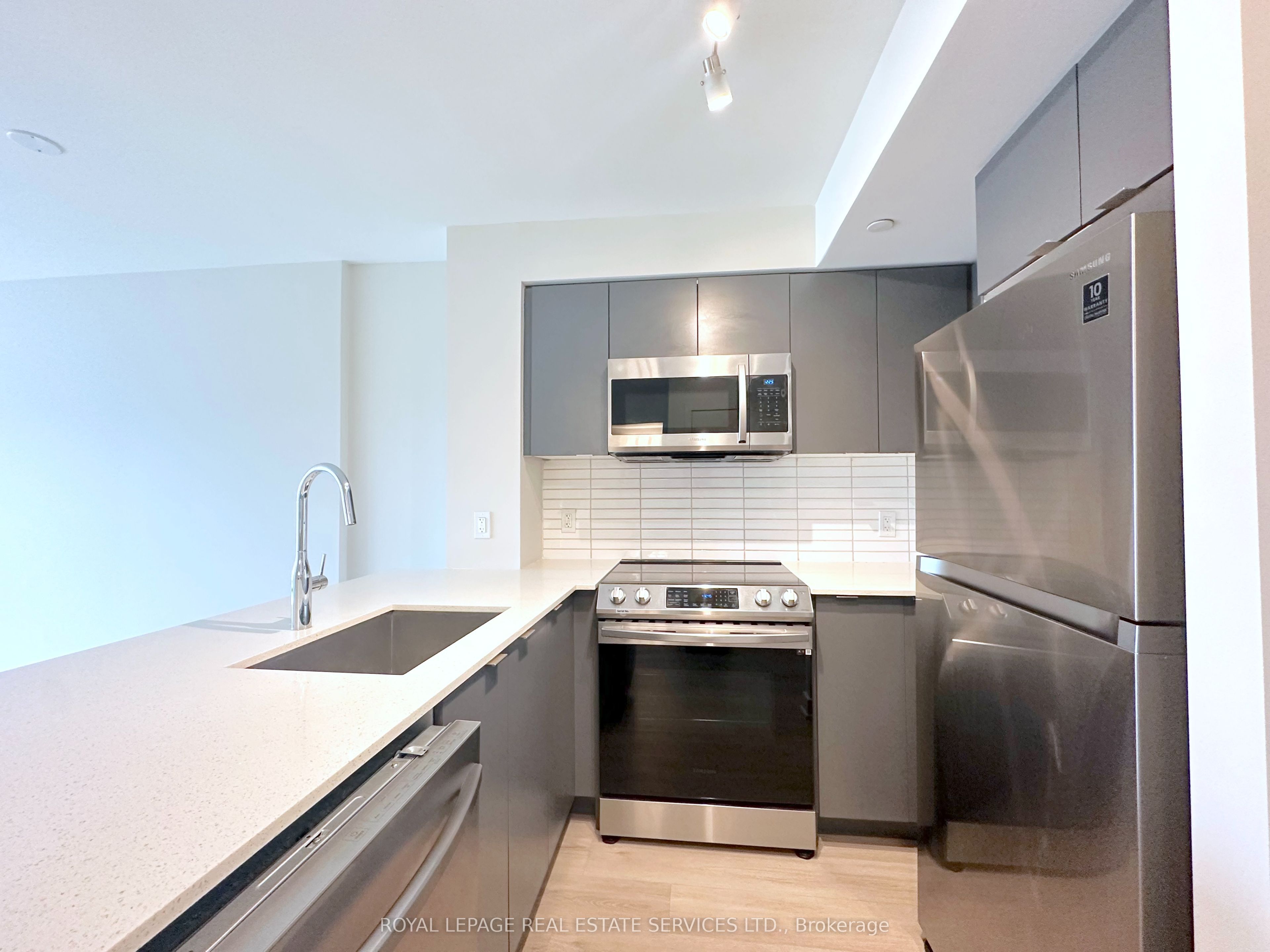 3385 Dundas Street W 514
