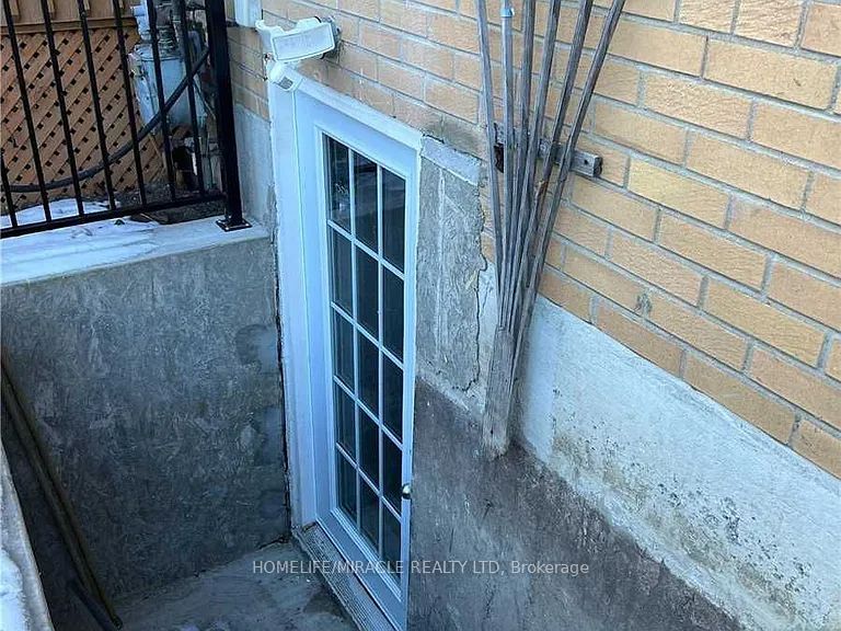 3371 Schomberg Avenue