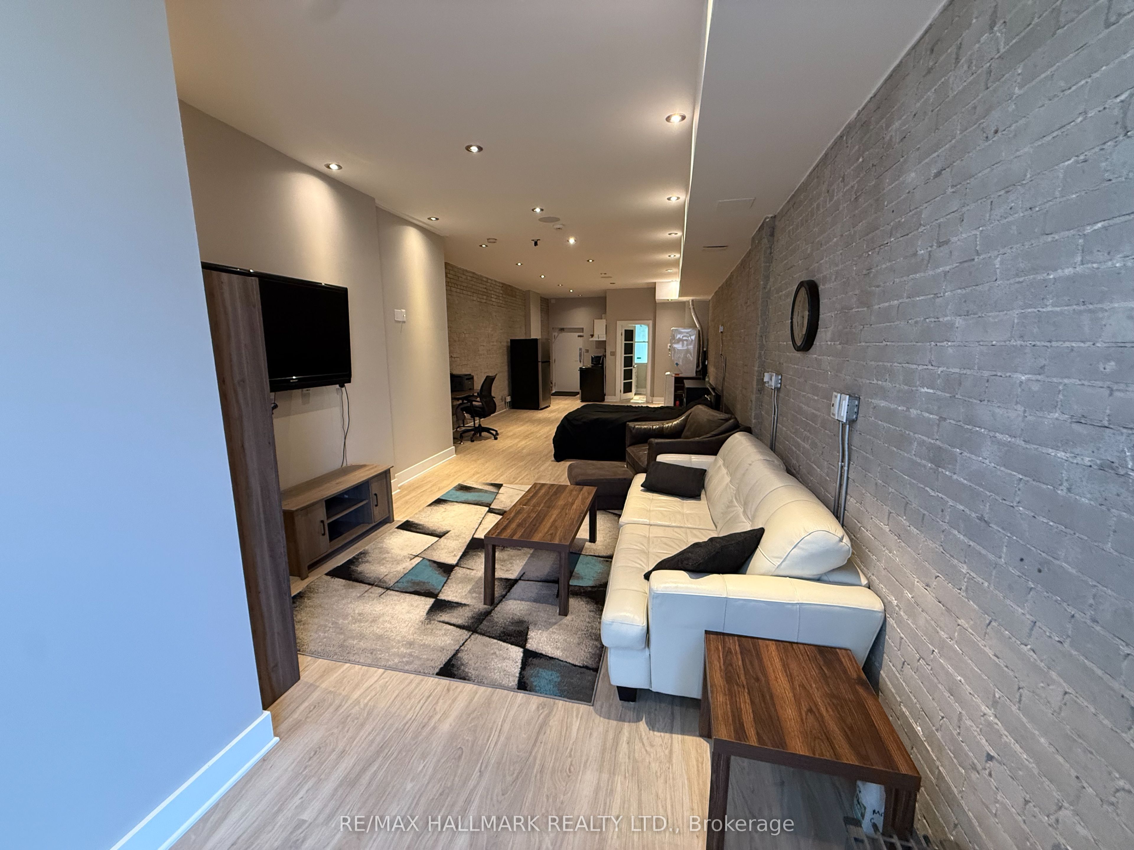 1926 Gerrard Street E