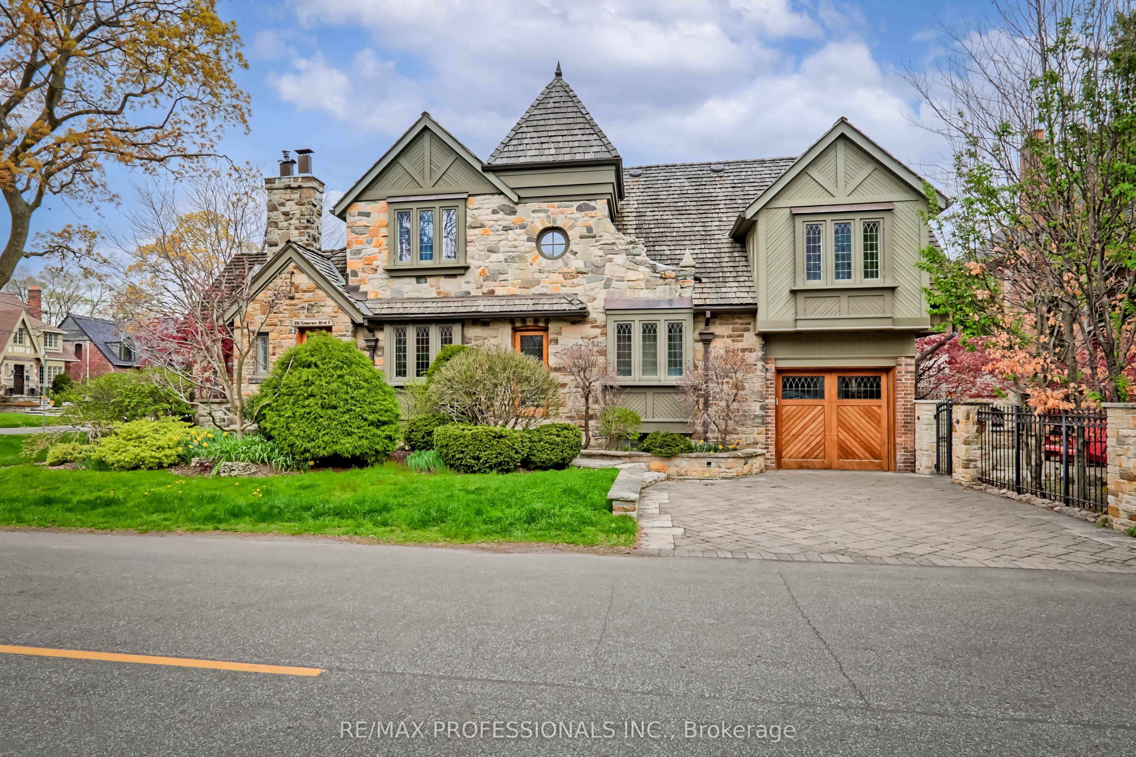 231 Grenview Boulevard S