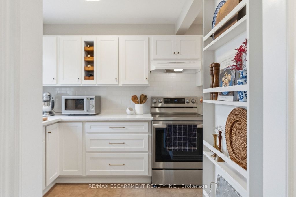 Photo of 201 Queen Victoria Drive #121, Hamilton, ON L8W 1W7 (MLS # X13031056)