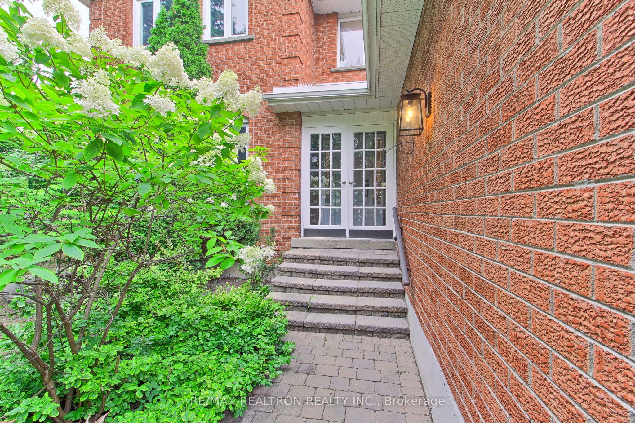 19 Crystal Drive N