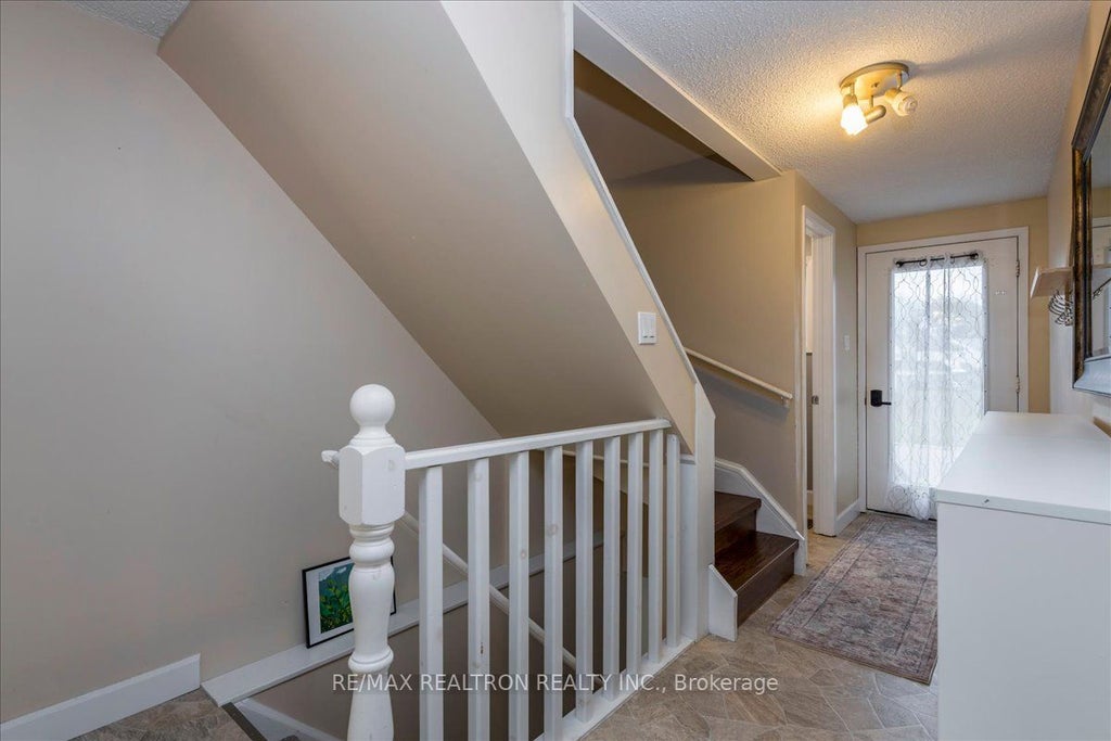 Photo of 99 Robin Court, Barrie, ON L4M 5L9 (MLS # S14120746)