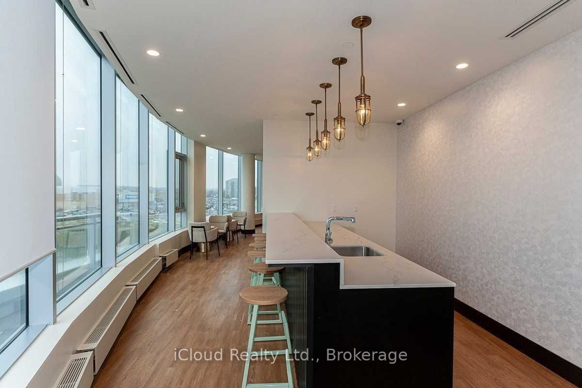 2520 Eglinton Avenue 822