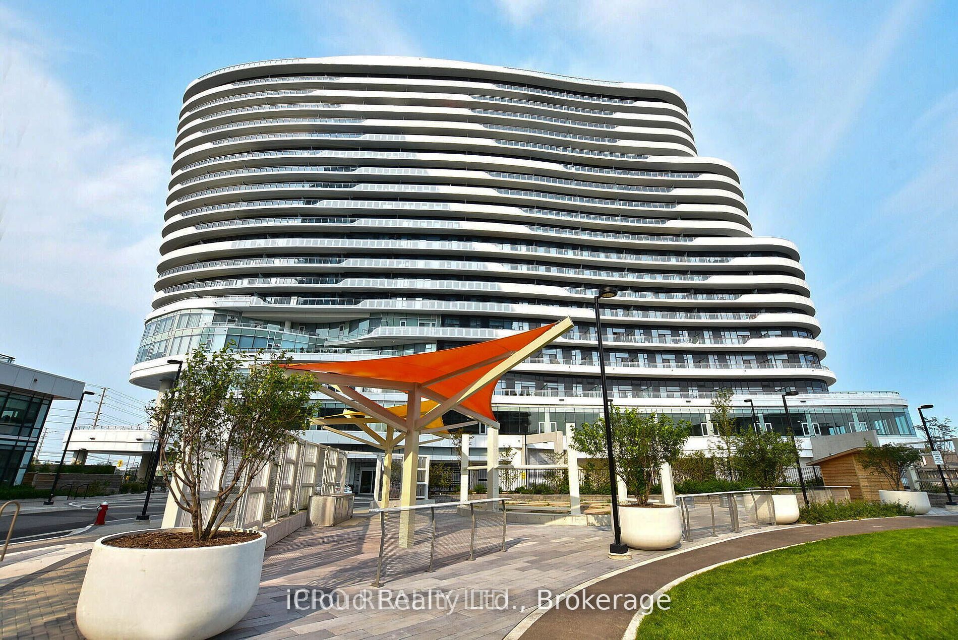 2520 Eglinton Avenue 822