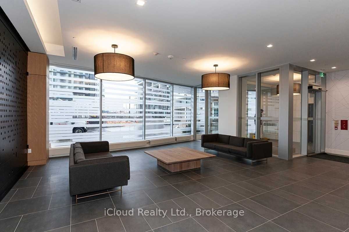 2520 Eglinton Avenue 822