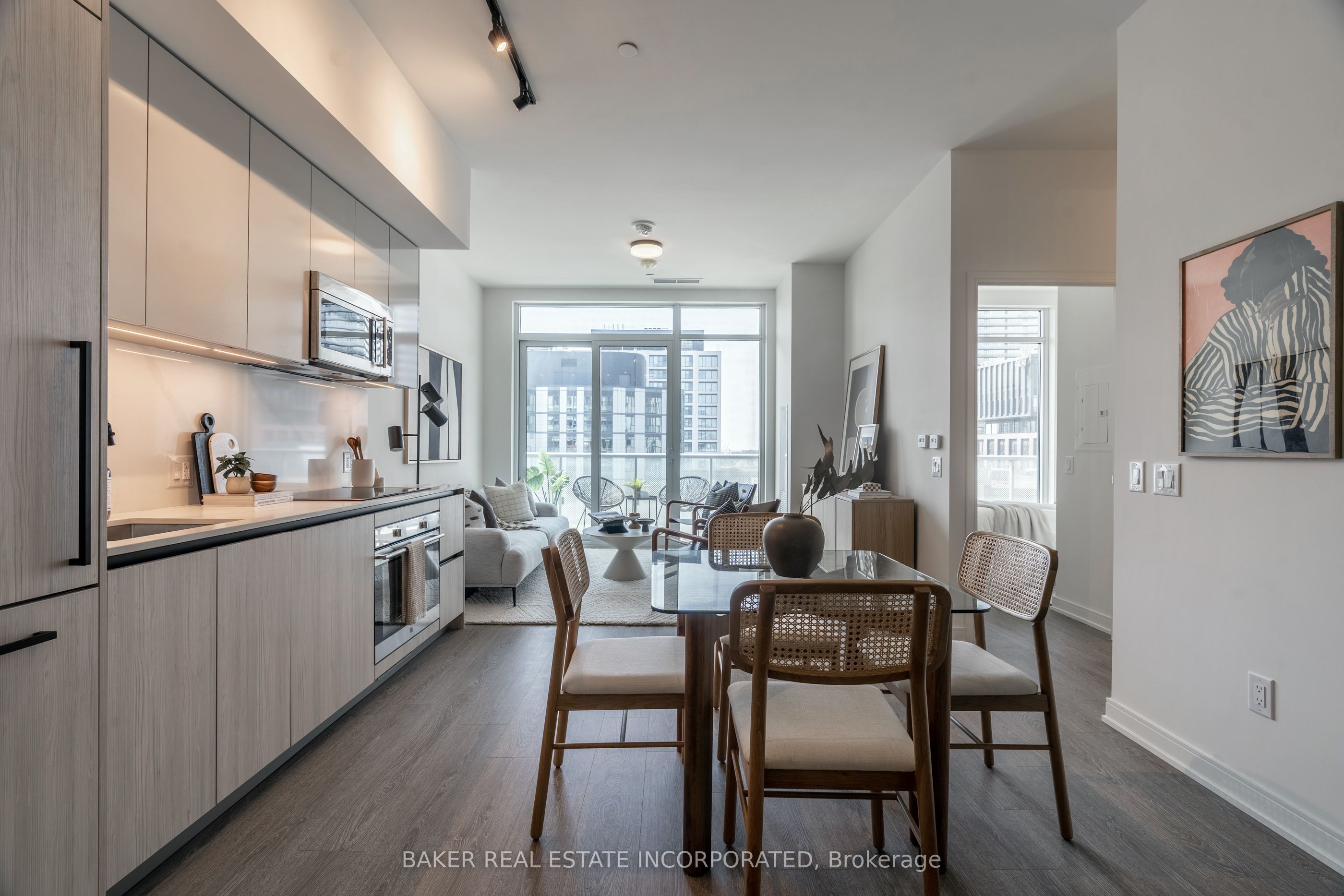 425 Front Street E 911