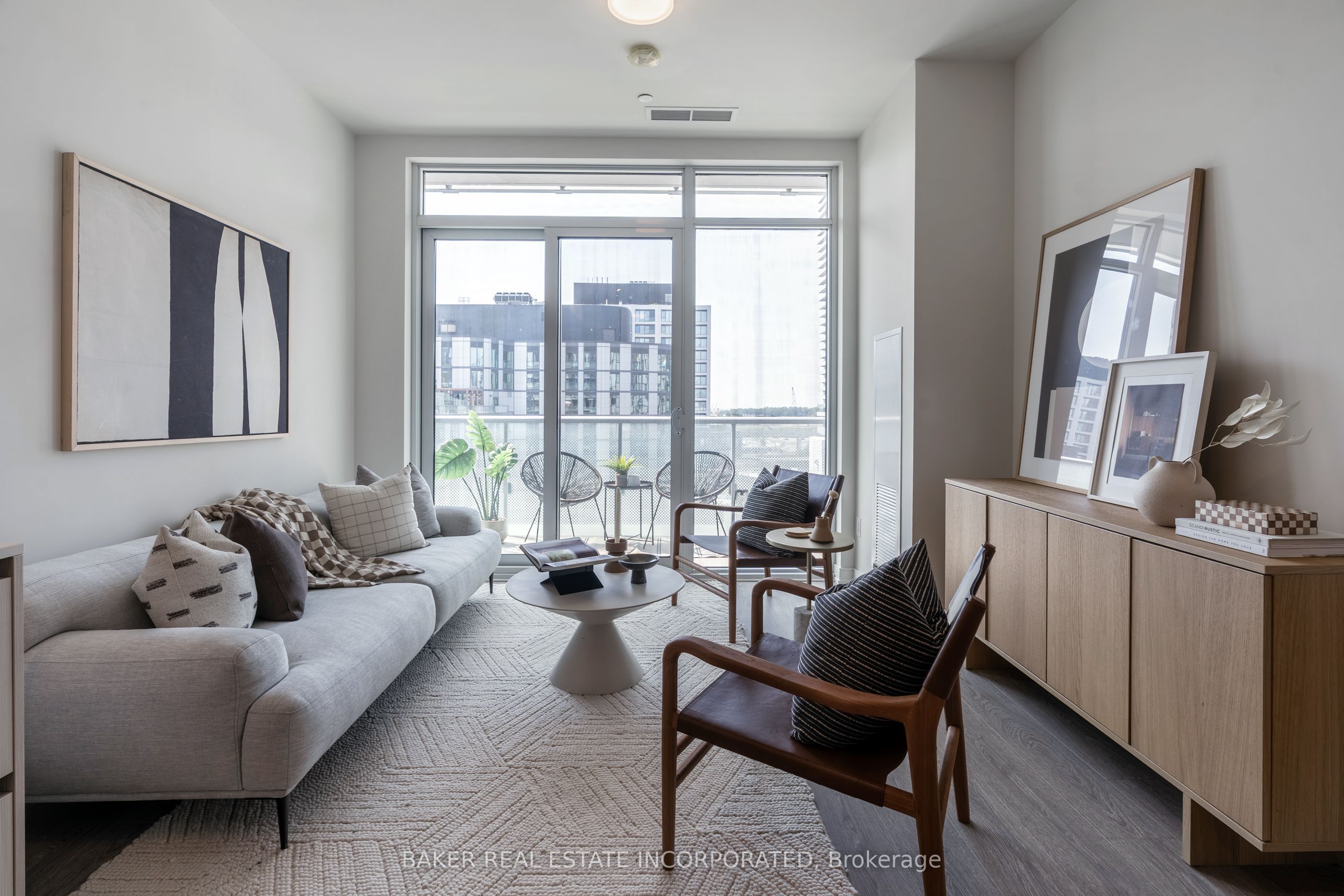 425 Front Street E 911