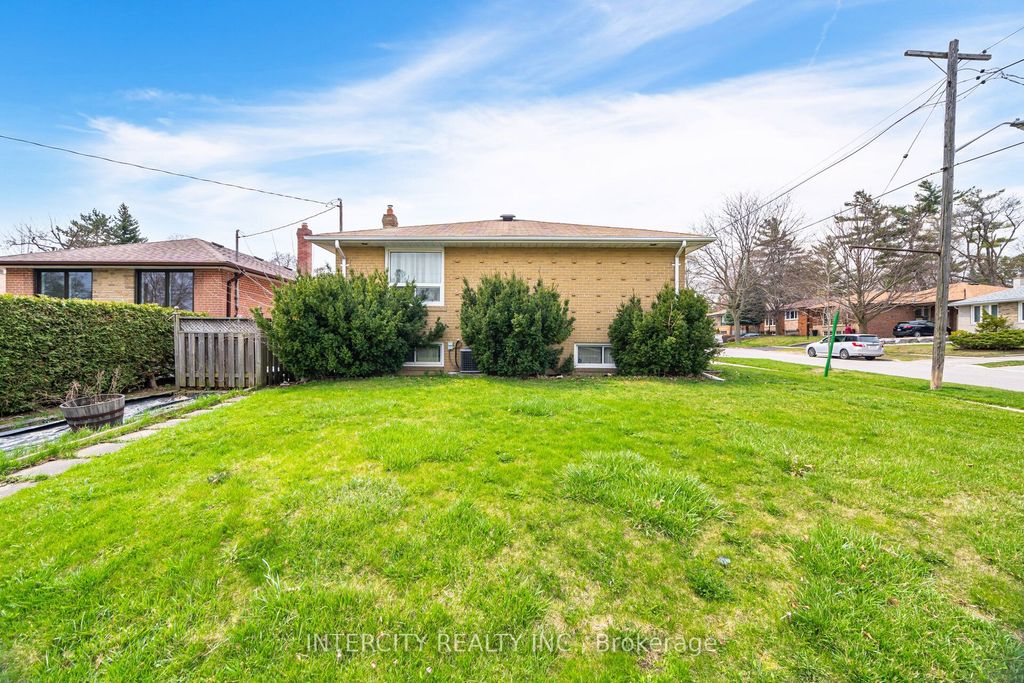 Photo of 31 Munhall Road, Toronto, ON M6P 1R2 (MLS # W12591586)