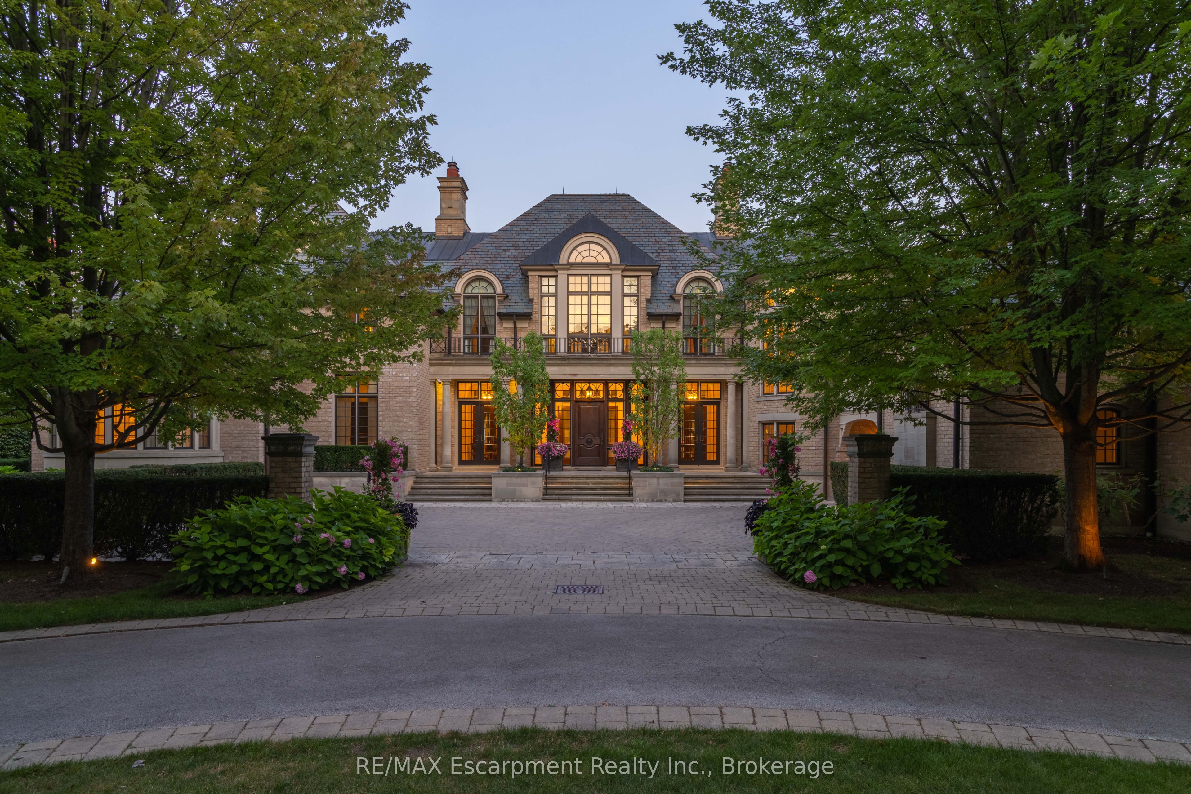 2054 Lakeshore Road E