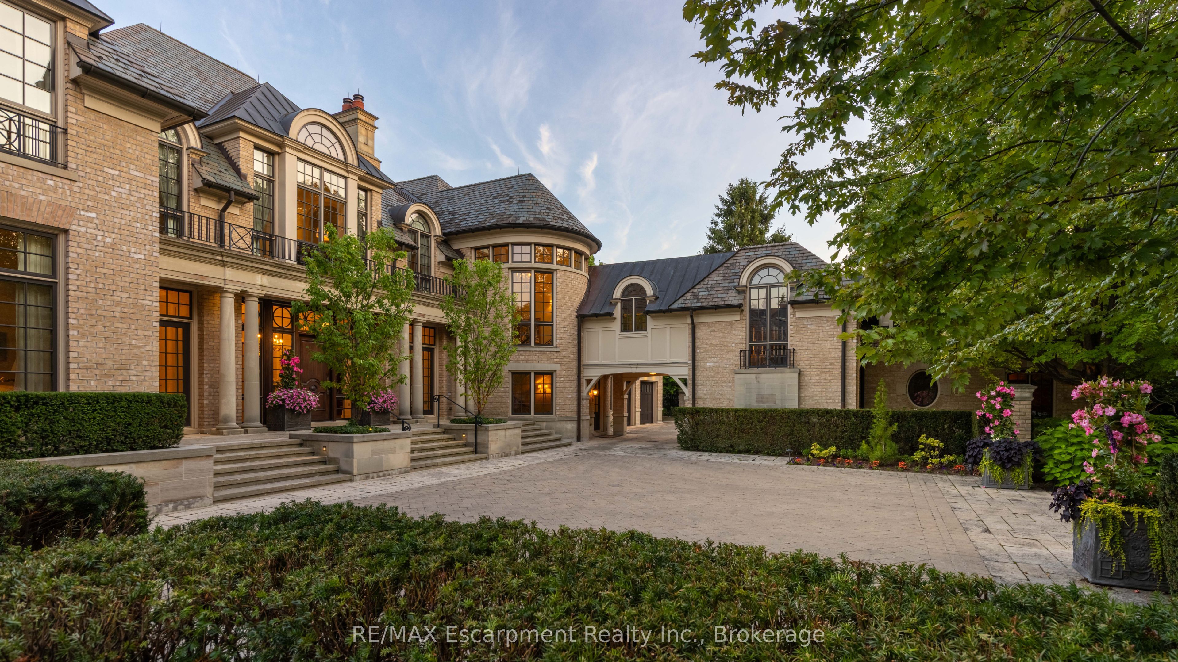 2054 Lakeshore Road E