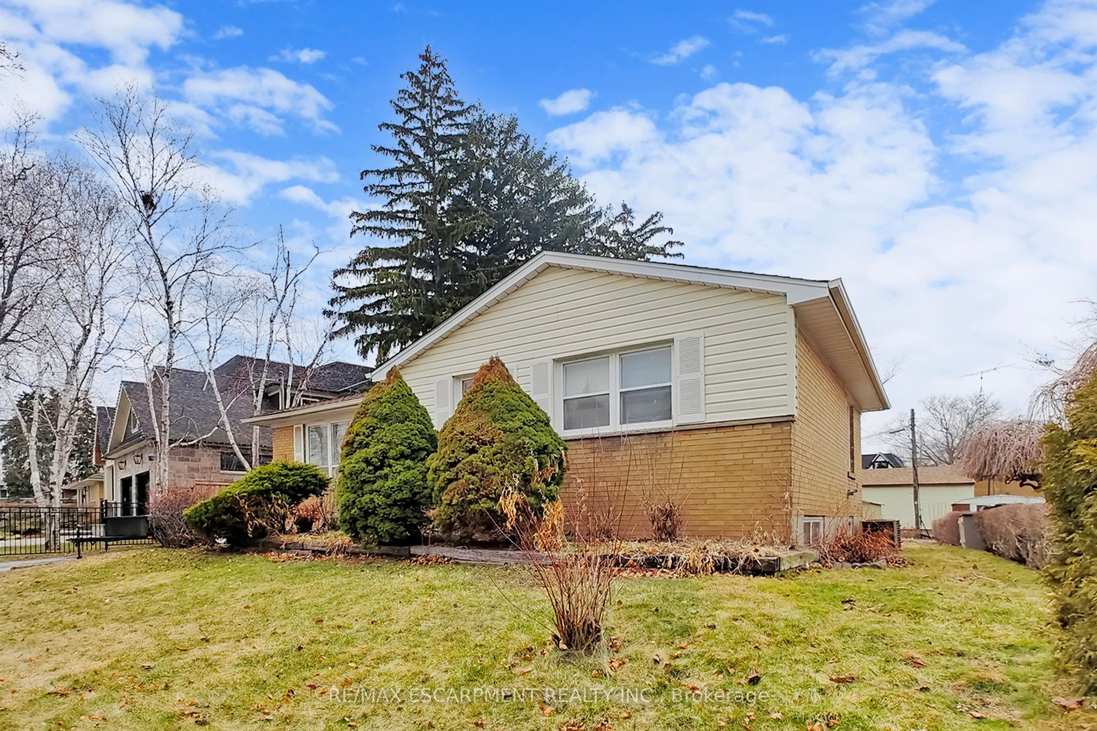 541 WINGROVE Crescent