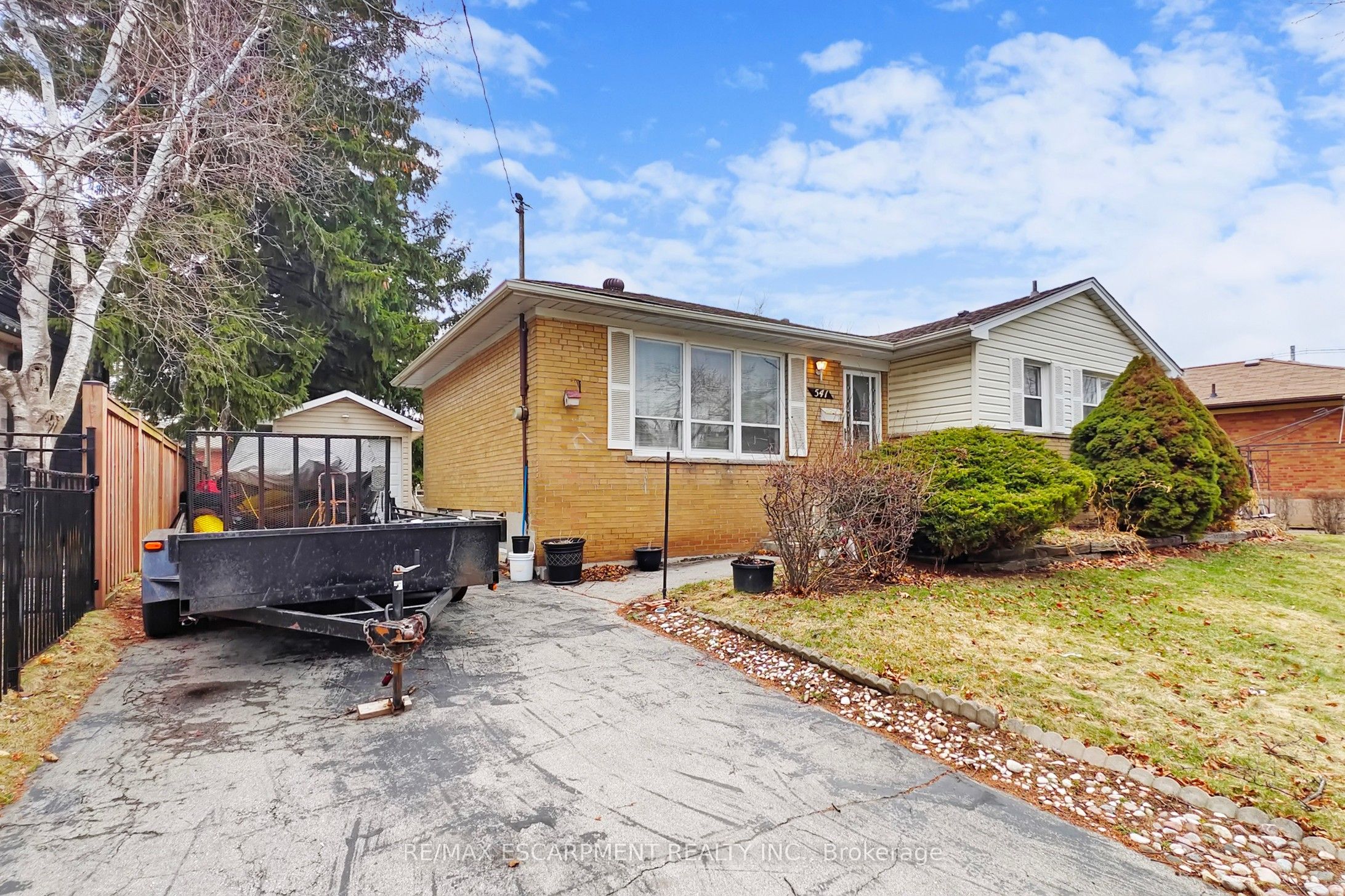 541 WINGROVE Crescent