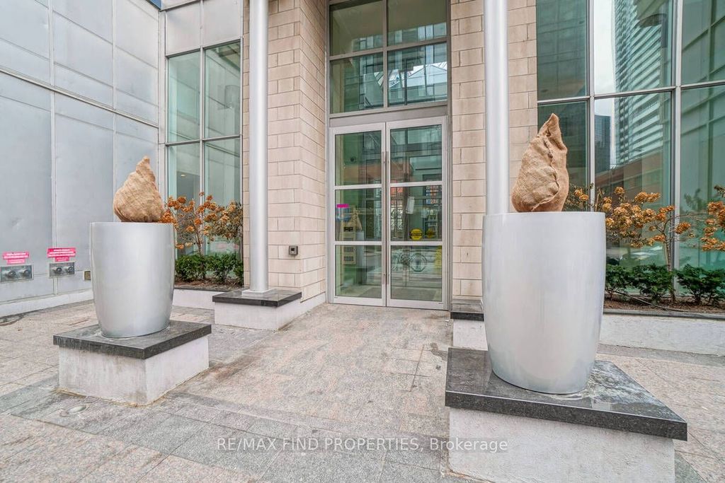 Photo of 270 Wellington Street W #401, Toronto, ON M5V 3P5 (MLS # C12297259)
