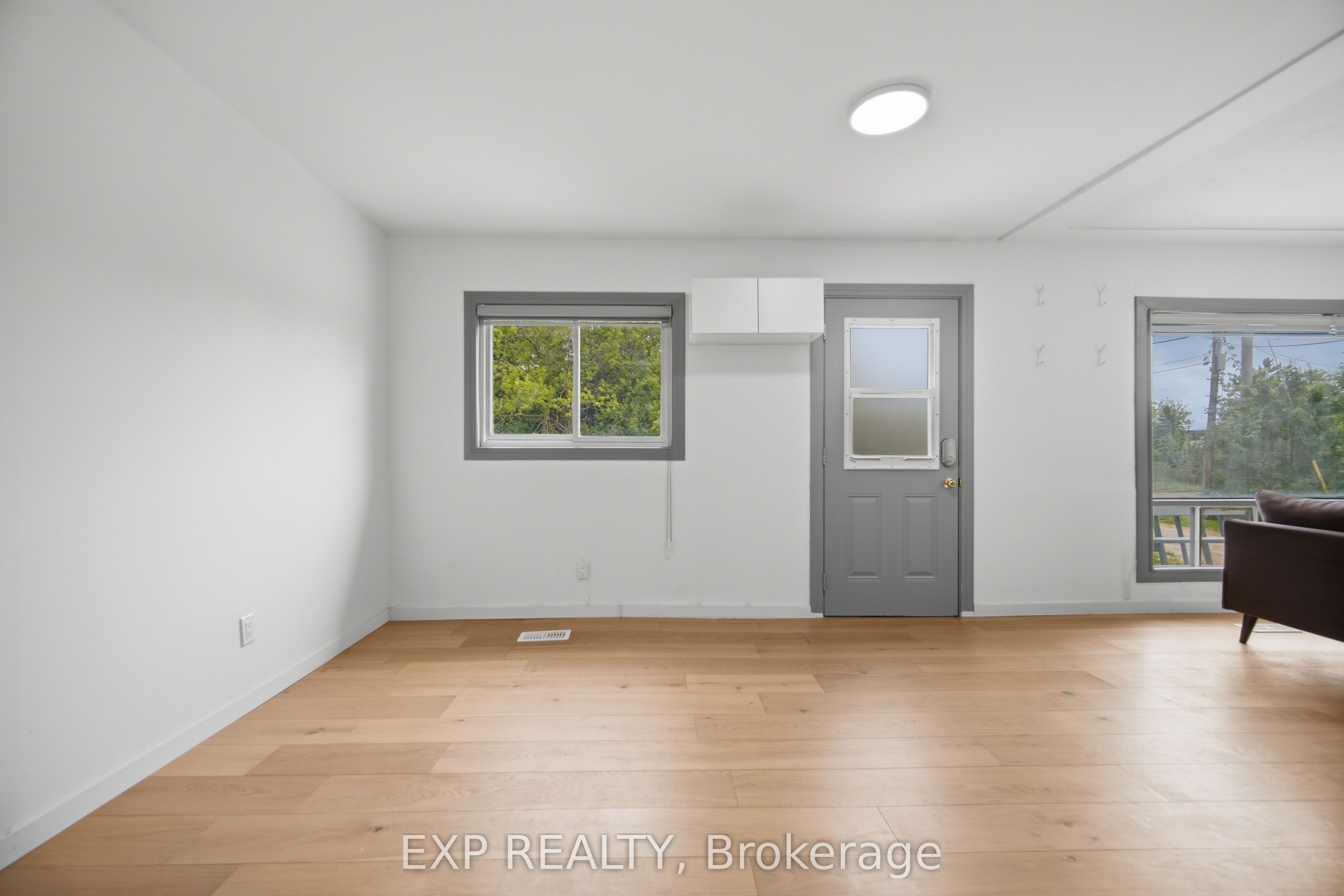 32 Maple Avenue E