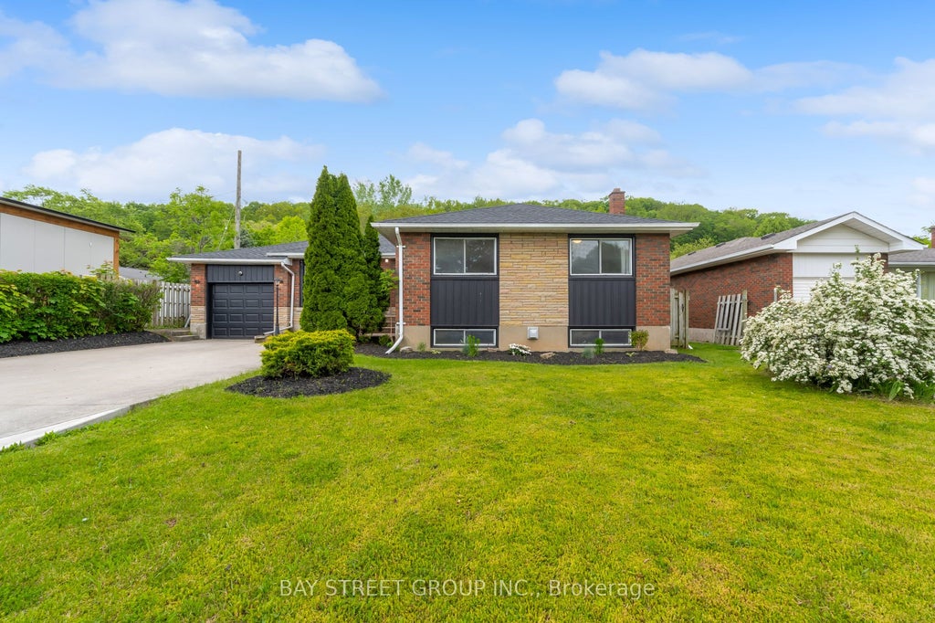 Photo of 8 GLENBARR Road, St. Catharines, ON L2T 1Y1 (MLS # X13212128)
