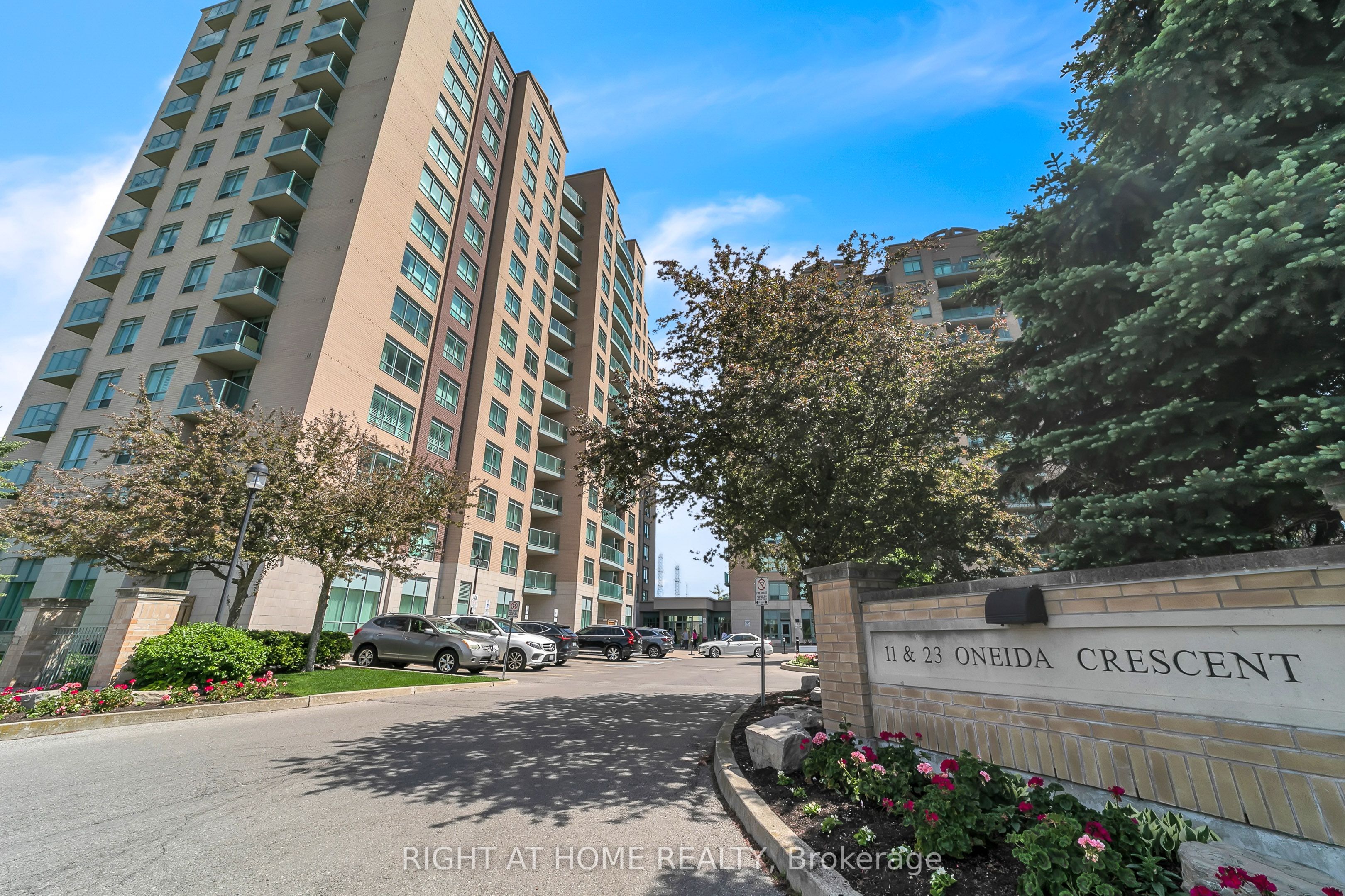 11 Oneida Crescent 1202