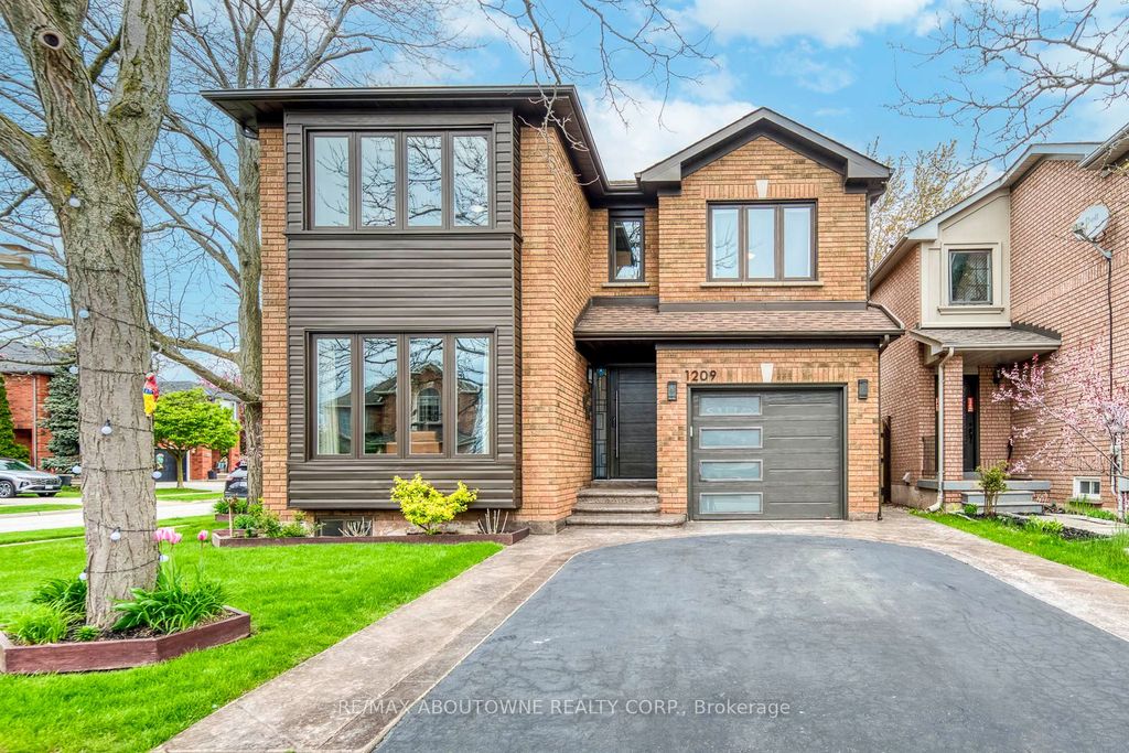 Photo of 1209 Old Oak Drive, Oakville, ON L6M 3K6 (MLS # W13125870)