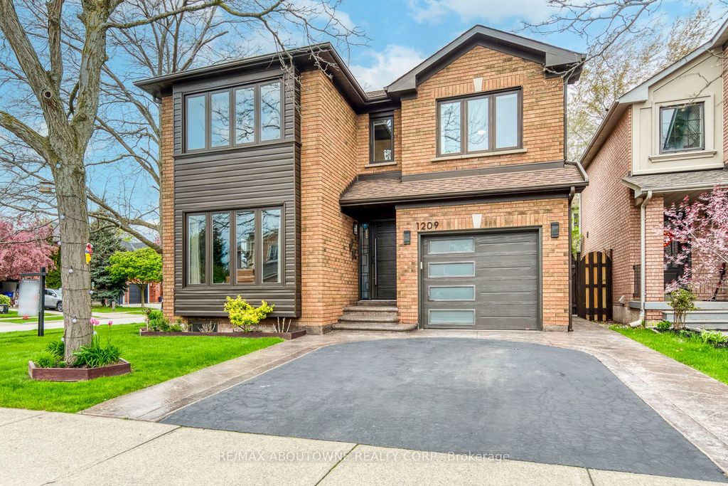 Photo of 1209 Old Oak Drive, Oakville, ON L6M 3K6 (MLS # W13125870)