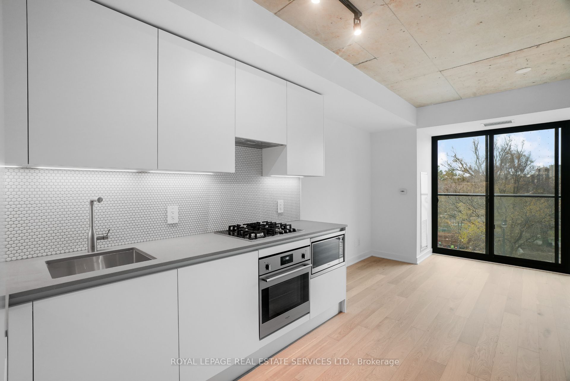 Toronto, ON M6P 1Y2, Canada, 1 Bedroom Bedrooms, ,1 BathroomBathrooms,Residential,Active,173622