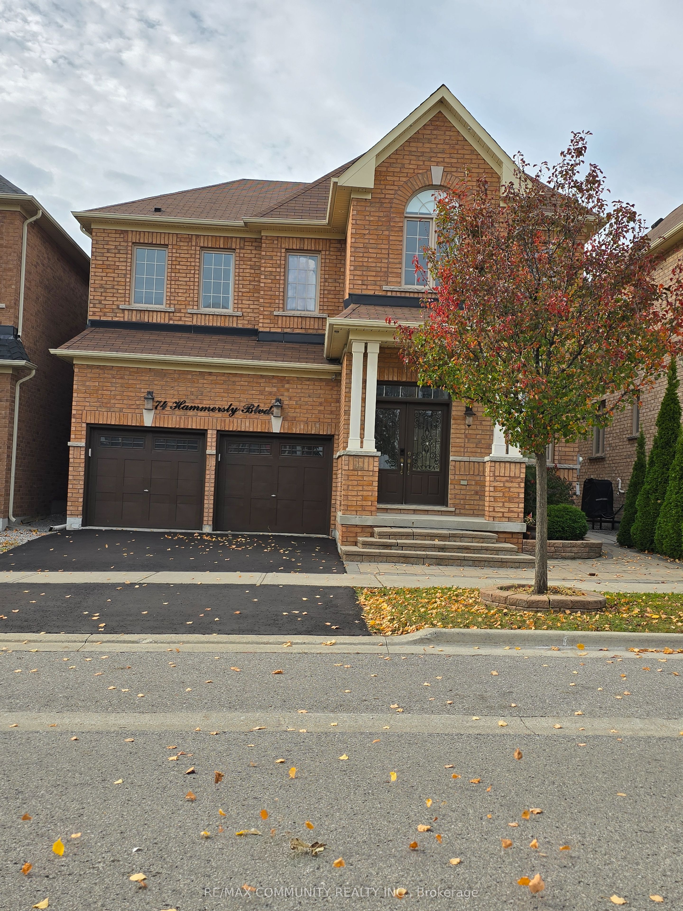 74 Hammersly Boulevard E Main Floor