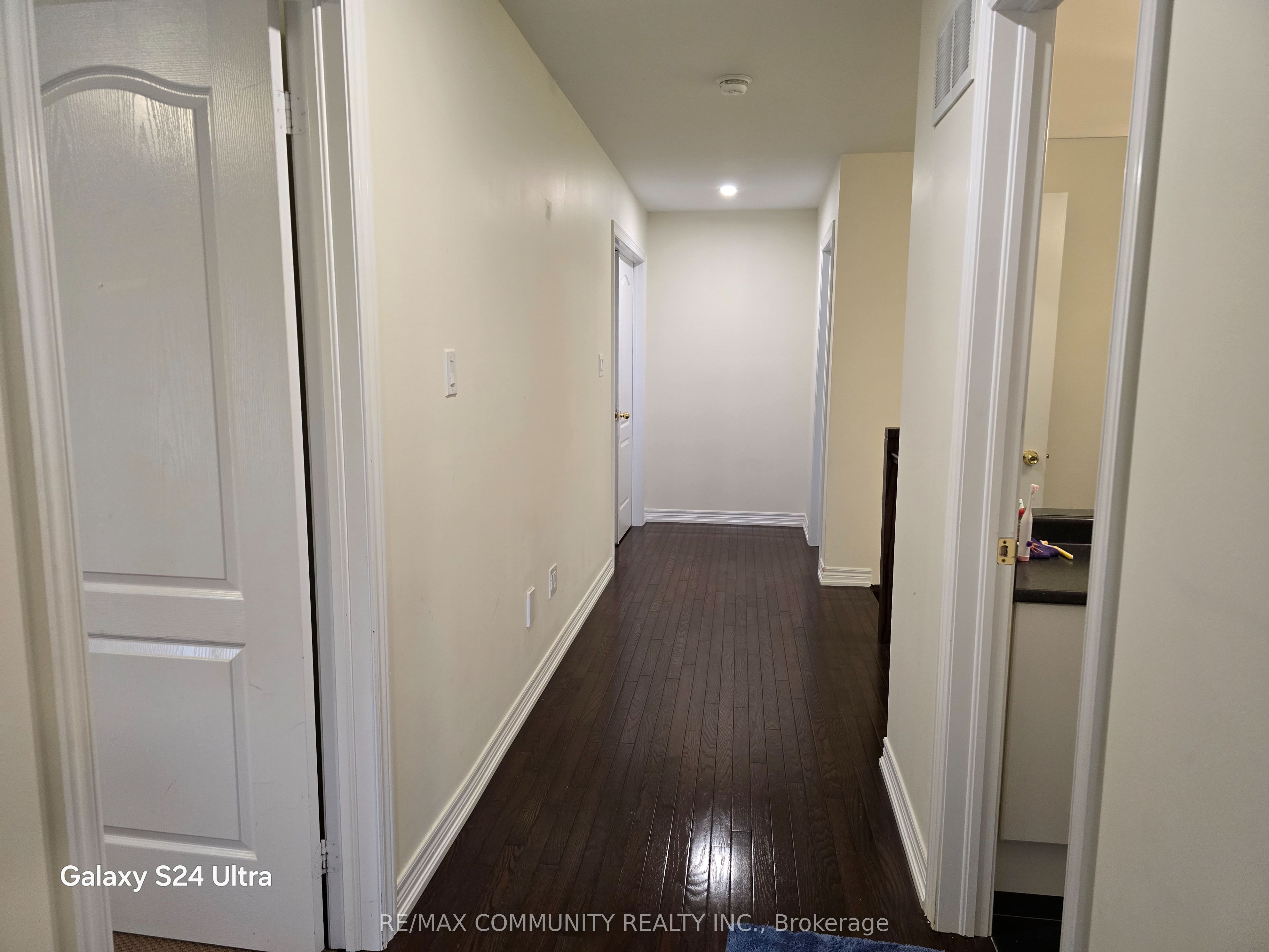 74 Hammersly Boulevard E Main Floor