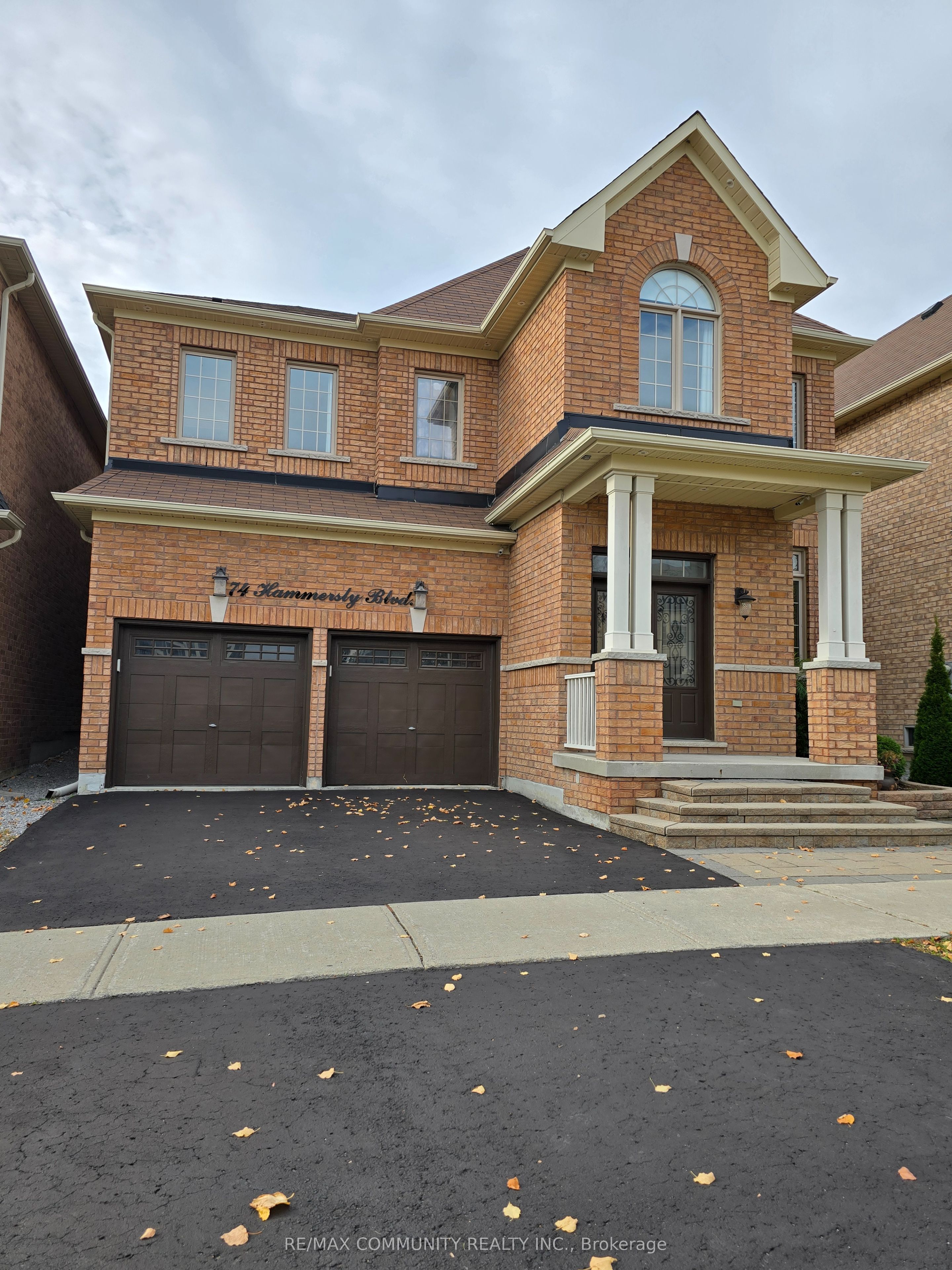 74 Hammersly Boulevard E Main Floor