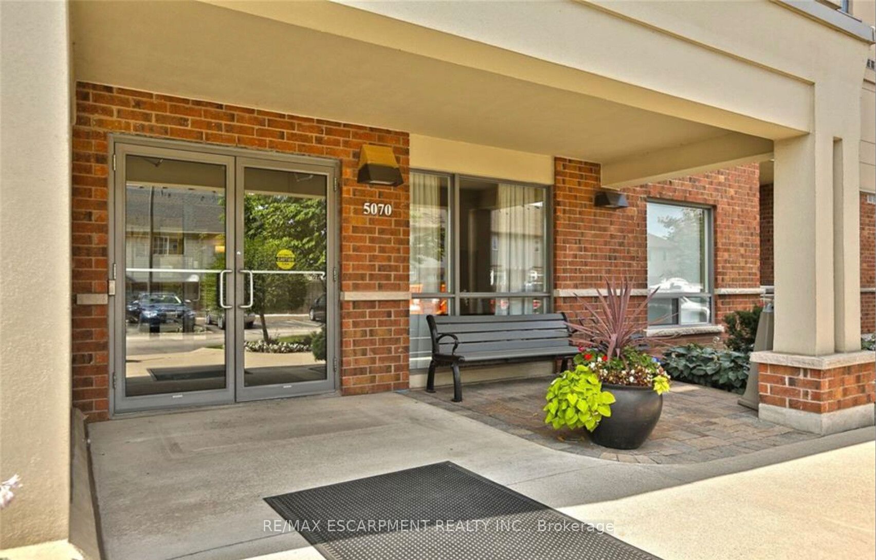 5070 Fairview Street 205