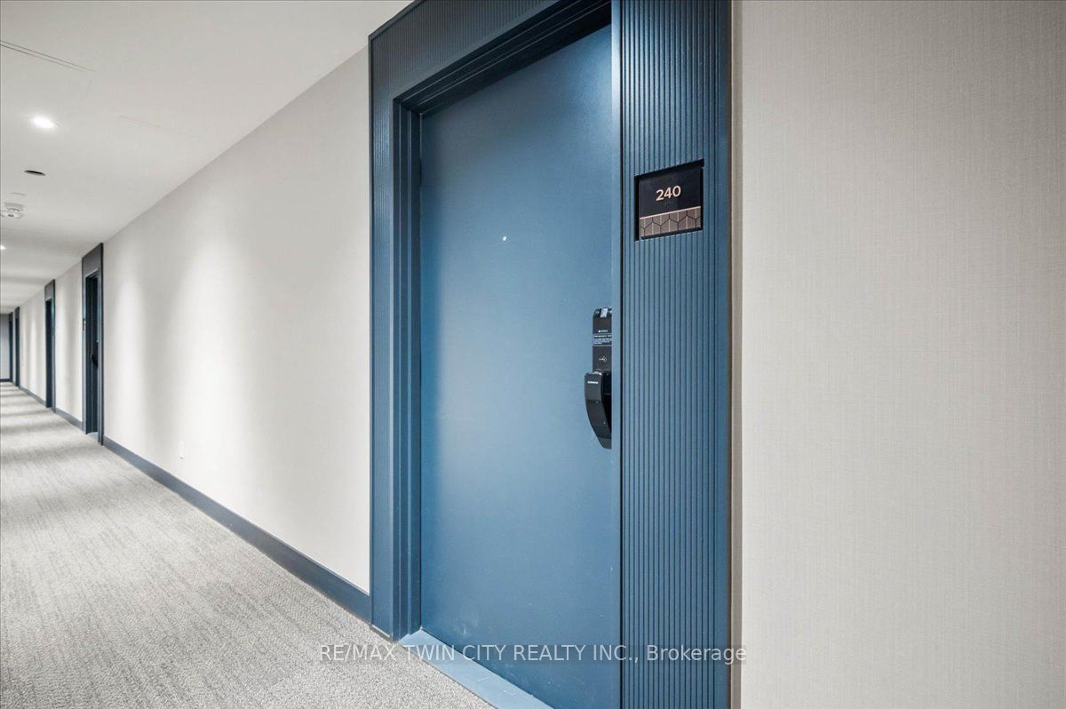405 dundas Street W 240