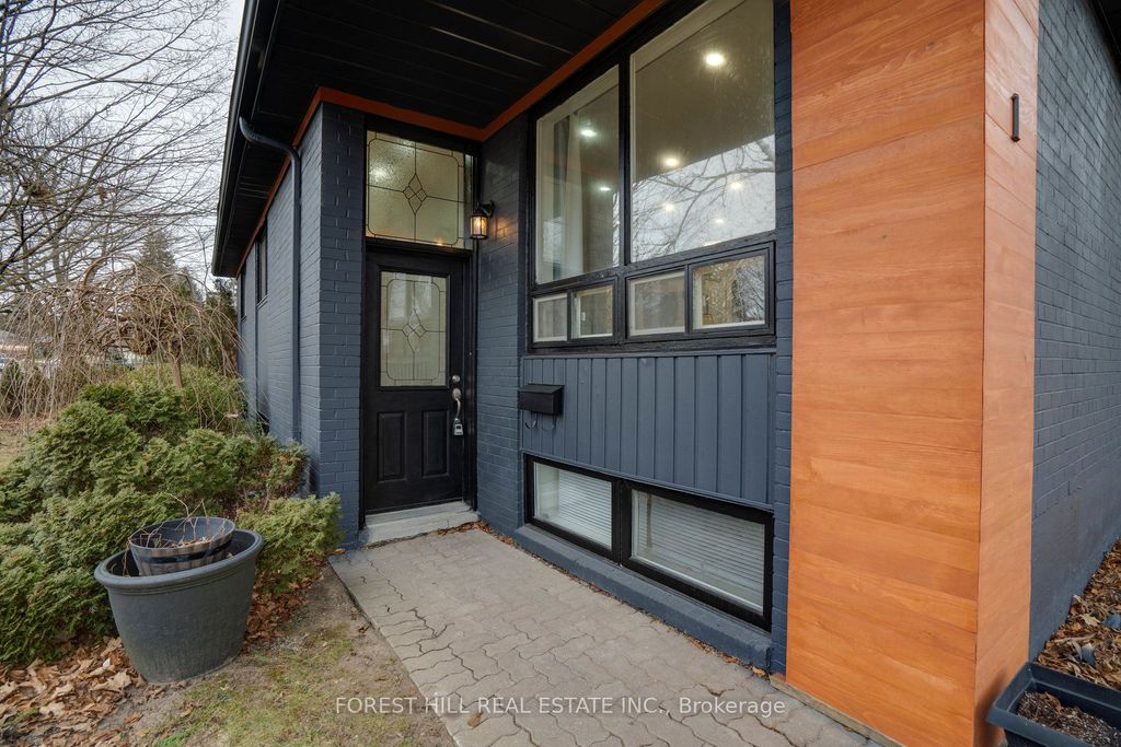 Photo of 1 Willis Drive, Aurora, ON L4G 2J8 (MLS # N12690296)