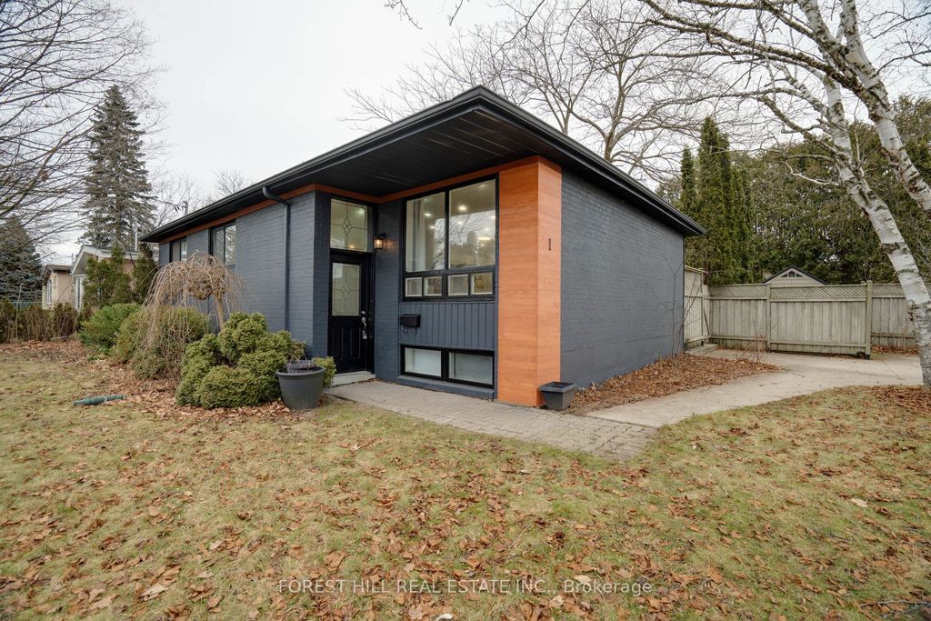 Photo of 1 Willis Drive, Aurora, ON L4G 2J8 (MLS # N12690296)