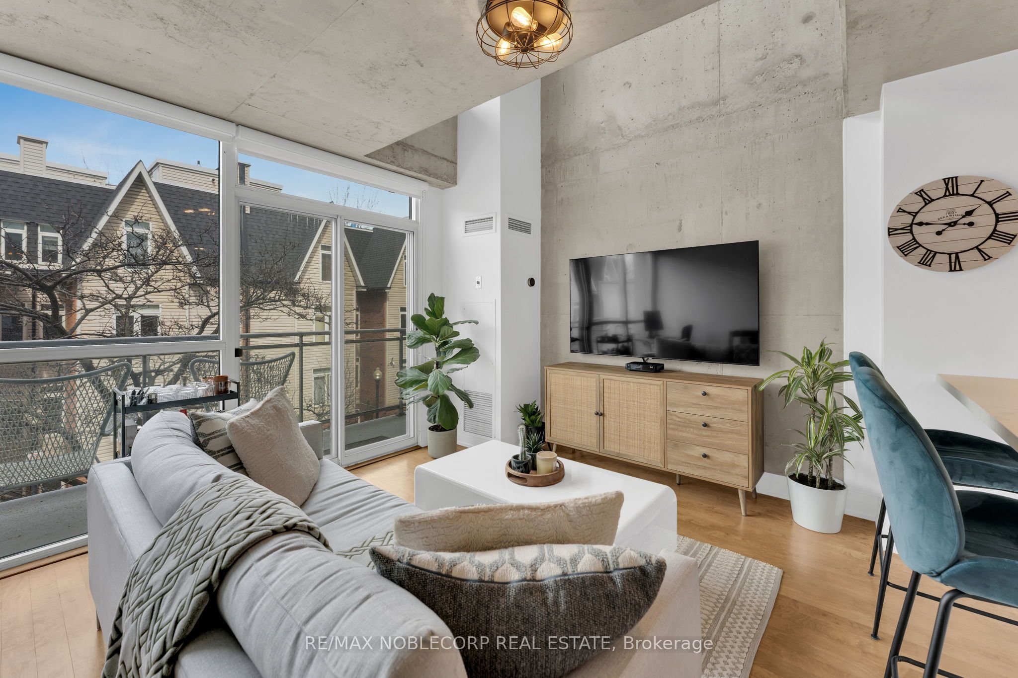 954 King Street W 323