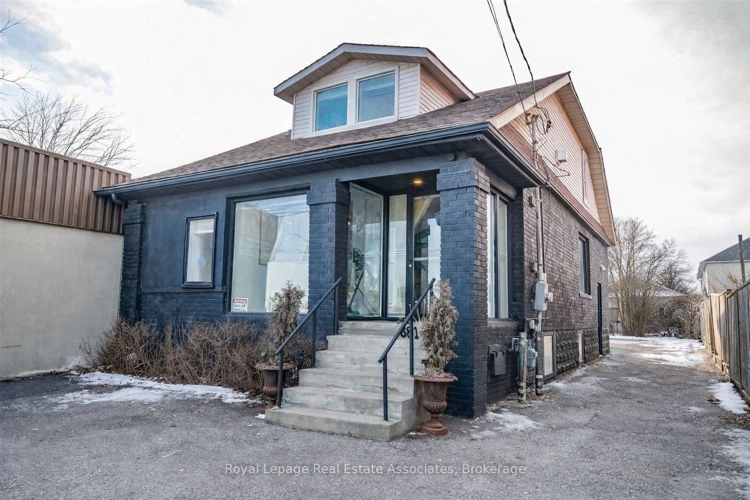 881 Lakeshore Road E